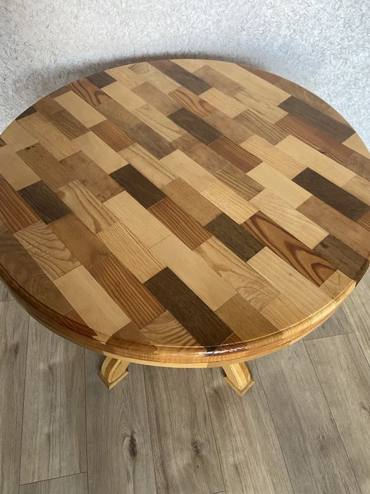 Стіл деревʼяний круглий