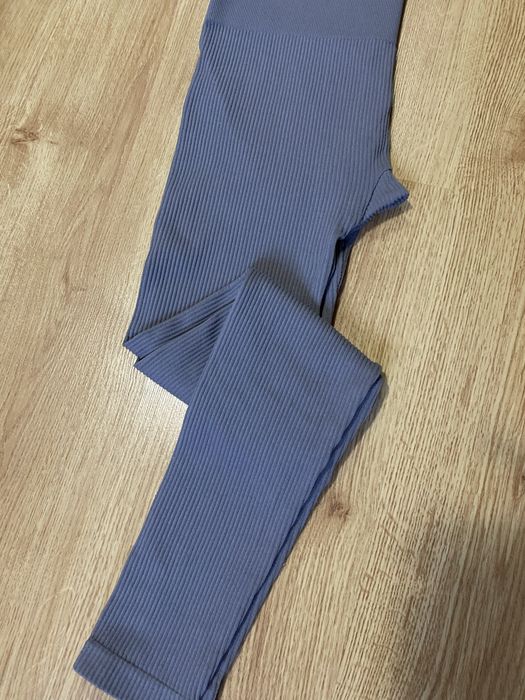 Тёмно-серые лосины в рубчик stradivarius