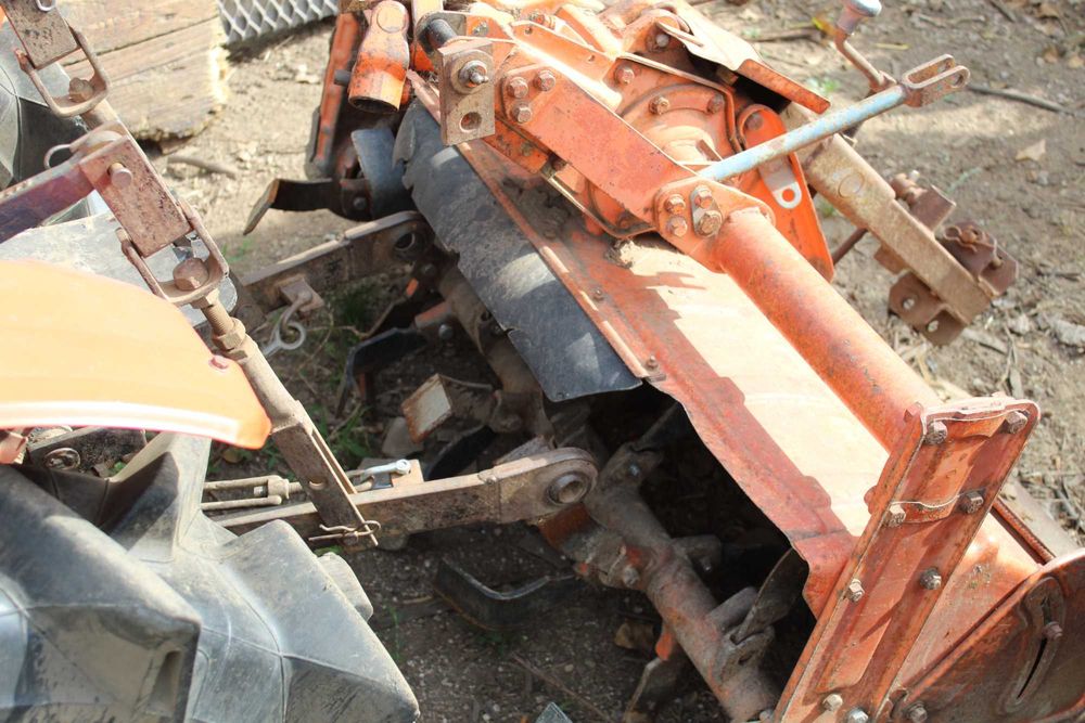Kubota B7000 com frese incluída. Tudo a funcionar a 100%. Não tem matrícula
