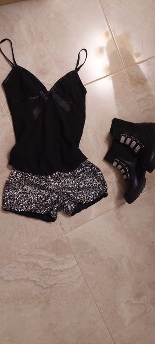 Cekinowe szorty i czarny top na ramiączkach