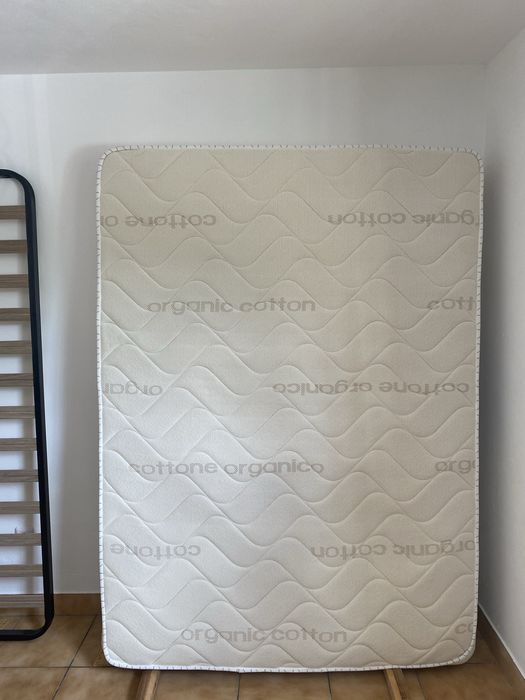 Cama com estrado e colchão