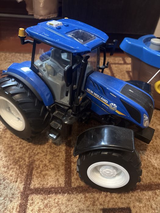 На фото зображені три дитячі іграшки по 400