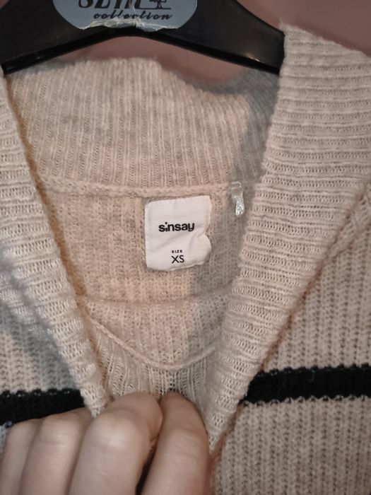 Sweter w paski firmy Sinsay