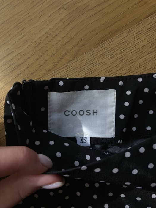 Чорна в крапку міді-юбка coosh