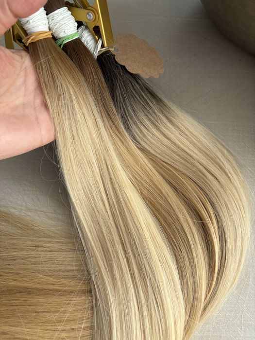Włosy blond ombre grube końce.