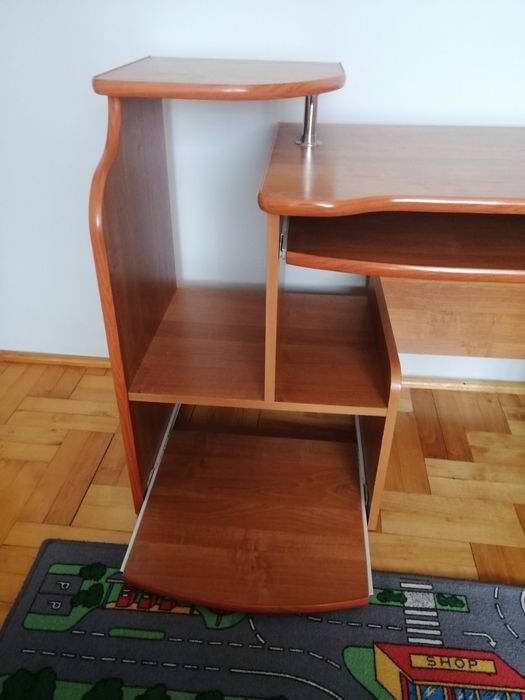 Biurko w kolorze olchy