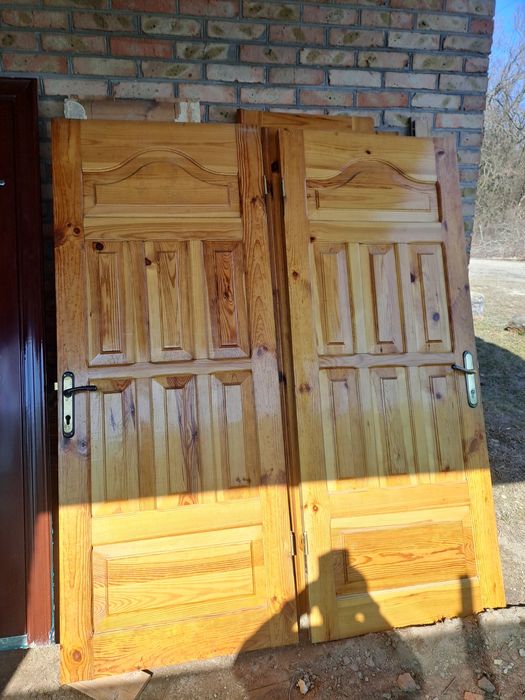 Двері міжкімнатні  і двері вхідні дерев'яні з коробками