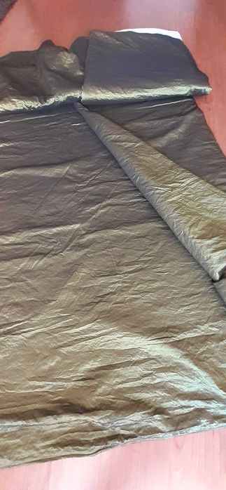 Cortinados pendentes e colcha.