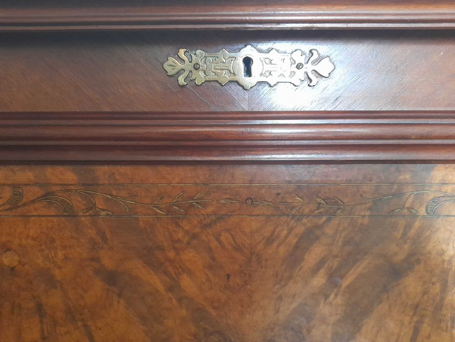 Piano Alemão em raiz de nogueira