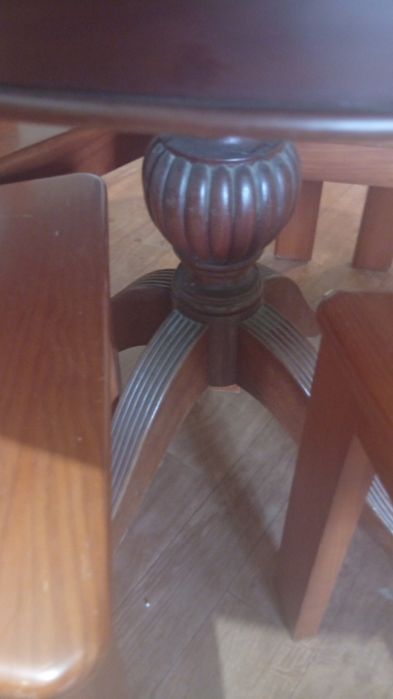 Vendo linda mesa com 4 cadeiras