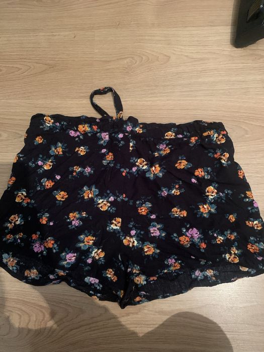 Calções Stradivarius tamanho L pretos com estampado de flores