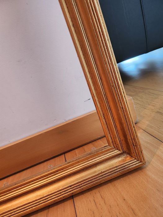 Moldura em cor dourado envelhecido