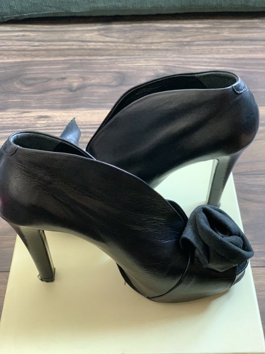 wysokie skórzane szpilki na platformie z ozdobą