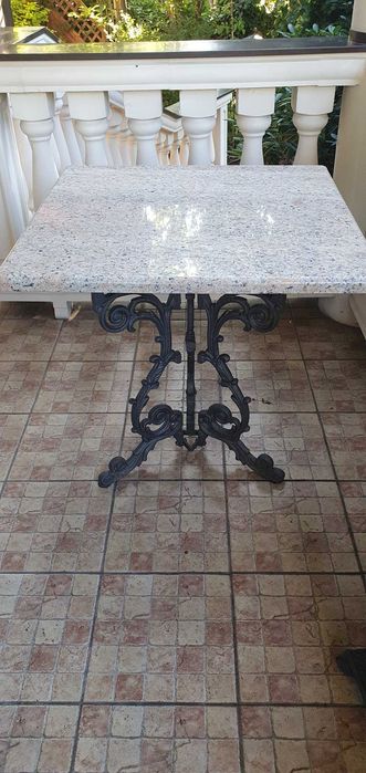 stolik z granitowym blatem