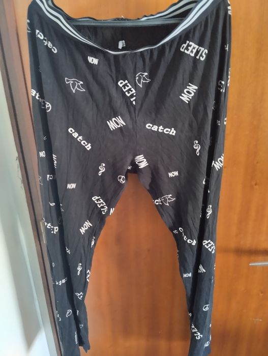 Calças pretas com pequenas figuras