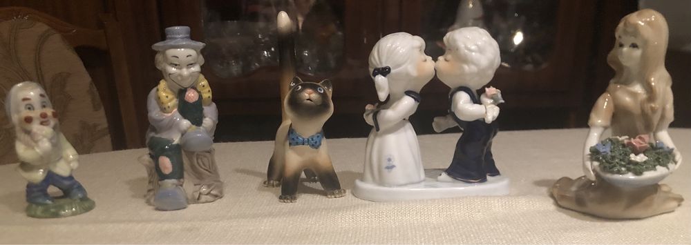 Статуетки фарфорові.