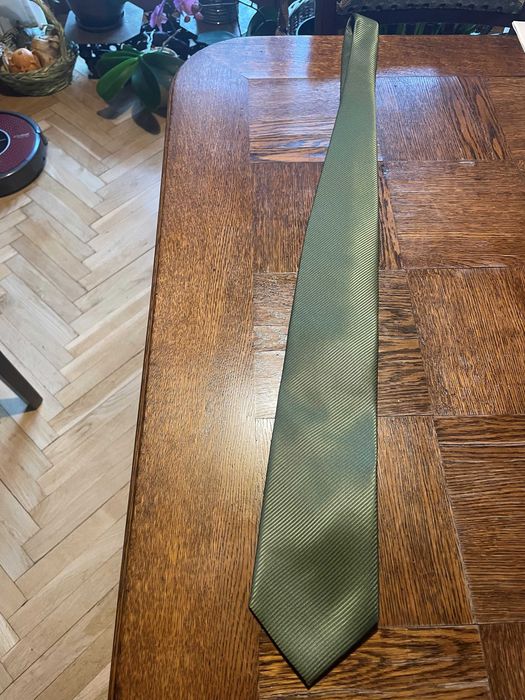 Zielony krawat w prążki