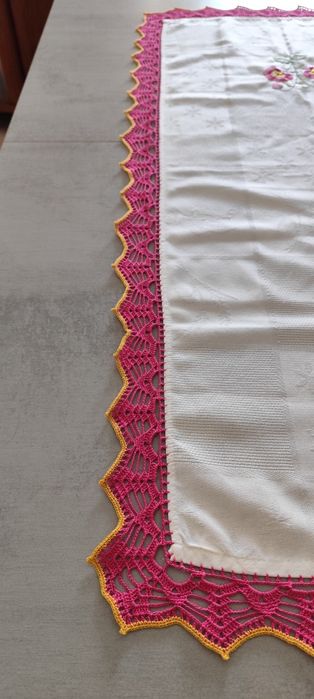 Toalha de Mesa Bordada com Acabamento em Crochê