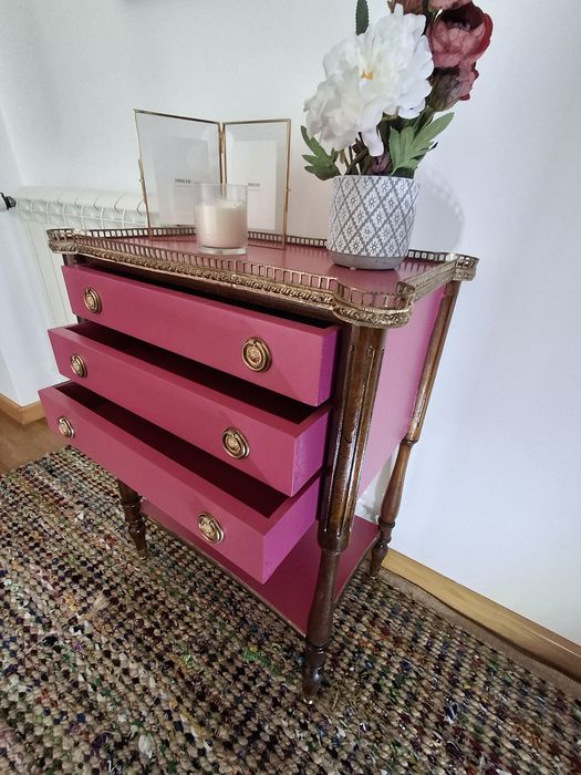 Móvel antigo de apoio