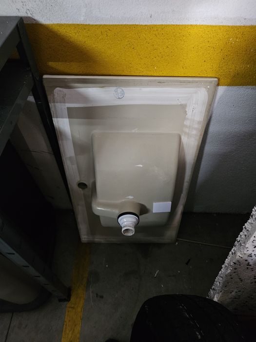 Pia branca  banheiro