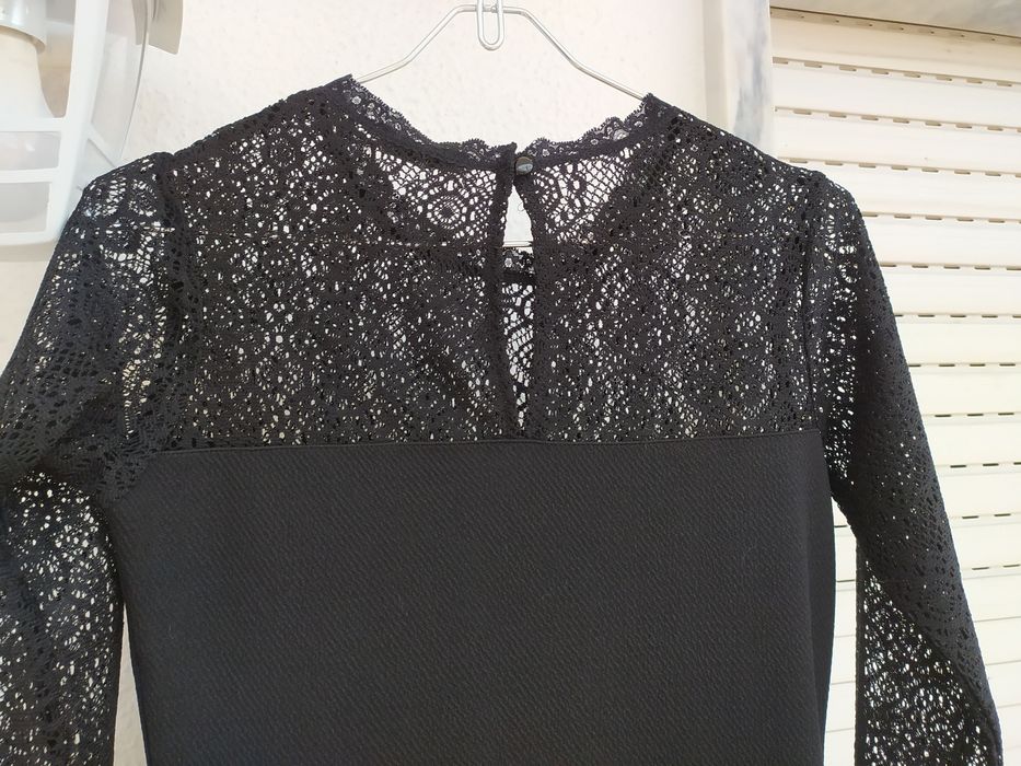 Vestido preto curto com mangas rendadas