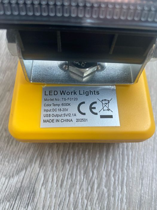 Фонарь прожектор 8 Вт под АКБ DeWalt 18В+ USB