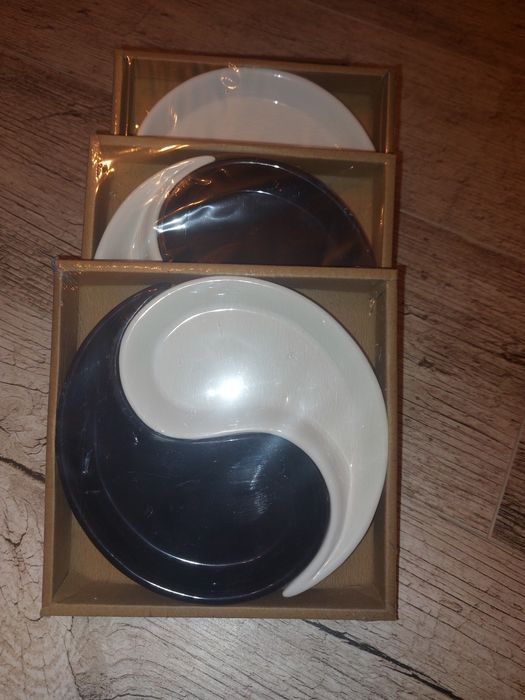 Посуд, тарілки, таця