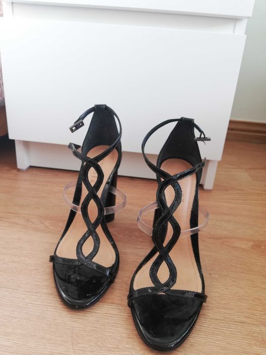 Sandálias pretas de salto Schutz