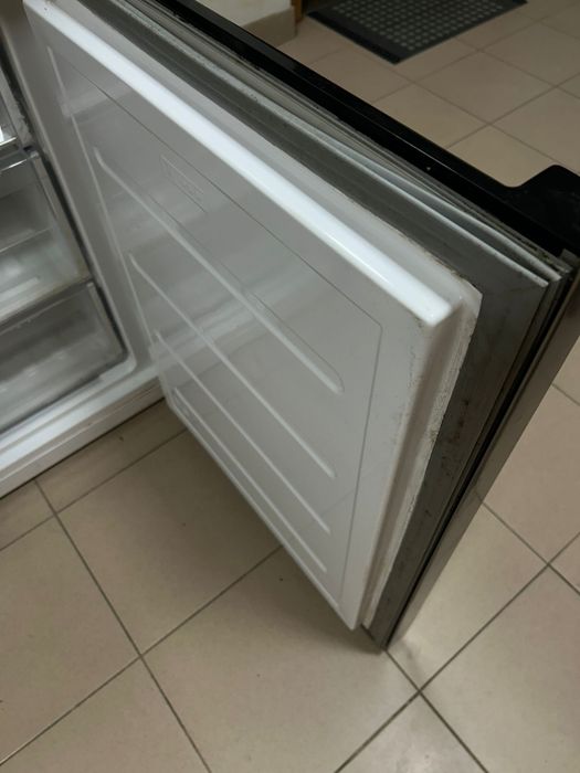 Frigorífico Combinado Indesit Inox – Muito bom estado – Pouco uso