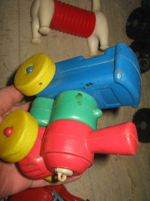 Zabawki plastikowe z epoki PRL lata 70te 20wiek Samochód ryba kolejka