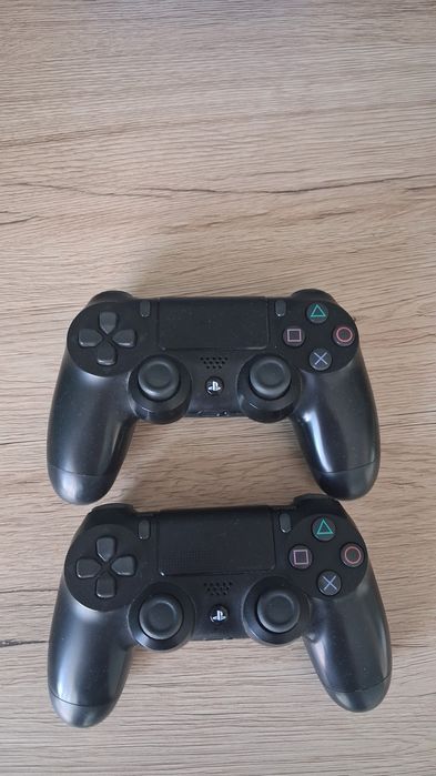 PlayStation 4 z padami I grami