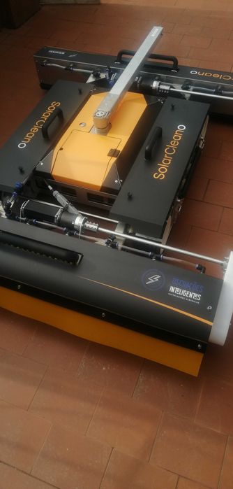 Robot para lavagem de painéis fotovoltaicos