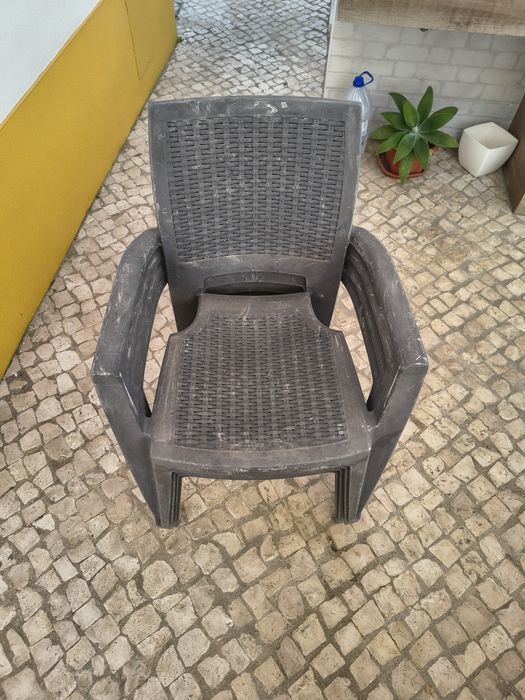 Mesa exterior / Jardim com cadeiras