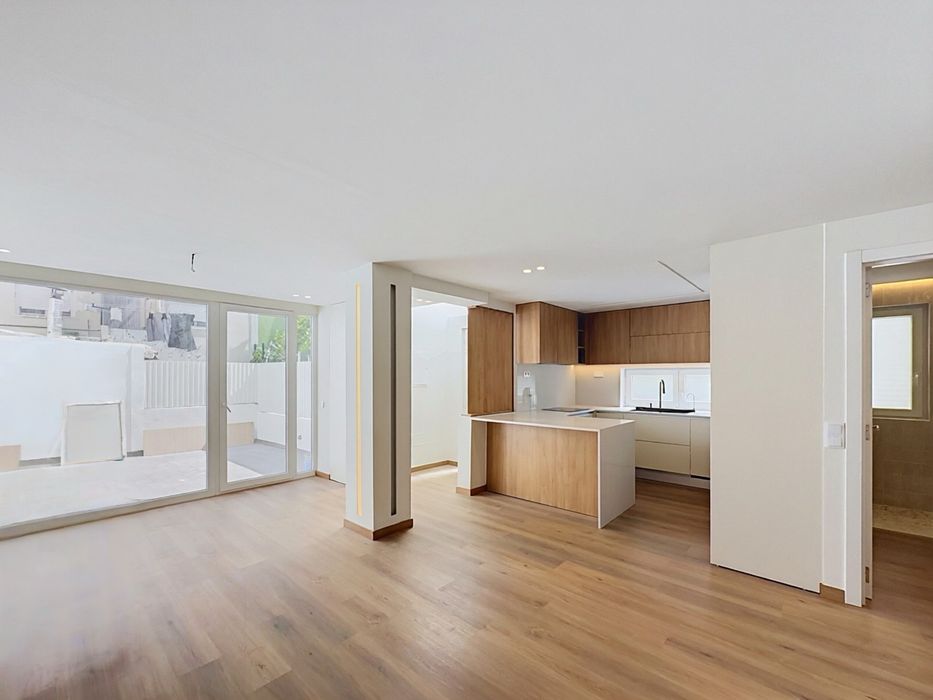 Apartamento t2 com logradouro totalmente renovado no feijo/almada