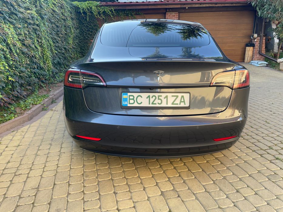 Автомобіль Tesla model 3