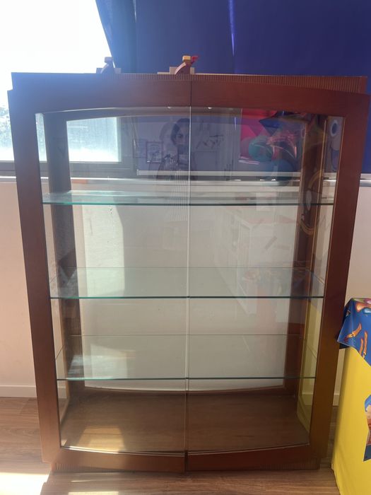 Movel vitrine em madeira com portas e prateleiras em vidro