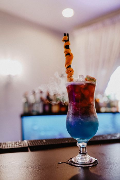 Barman / na wesele / Mobilny bar / Lux Bar/ Mobilne usługi Barmańskie