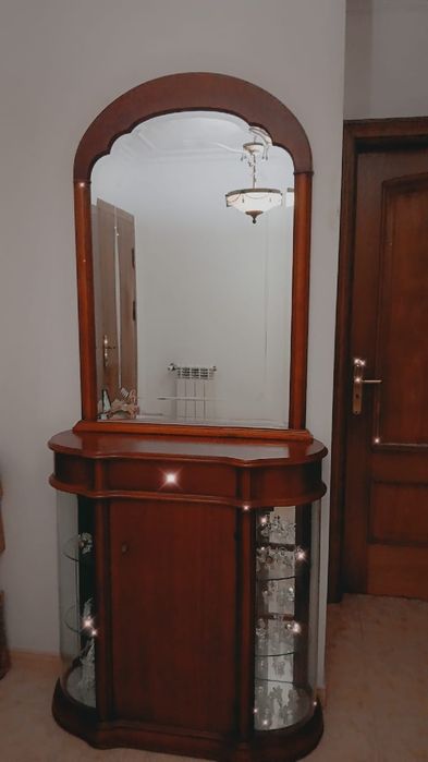 Sapateira com cristaleira em cerejeira