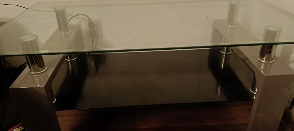 Szklany stolik w dobrym stanie