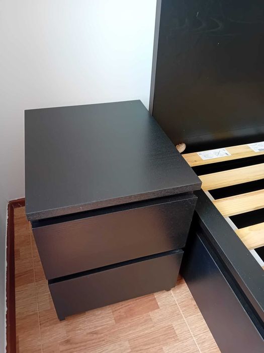 Conjunto Cama Casal IKEA MALM (140x200) c/ 4 Gavetões + 2 Mesas Cabeceira 180€