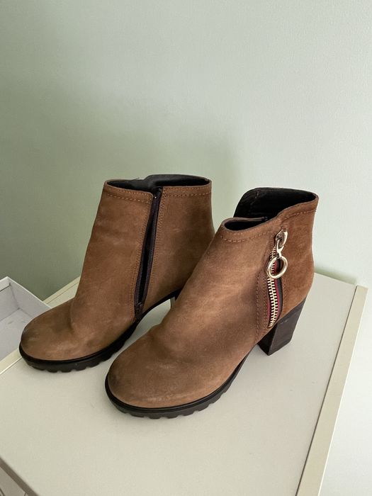 Botas em pele - tamanho 38 (usadas 1 vez)