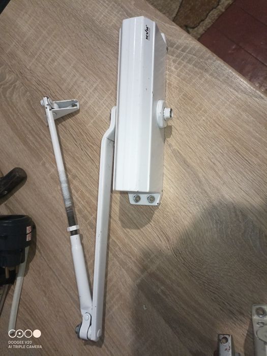 Доводчики для дверей (MVM,Apecs)