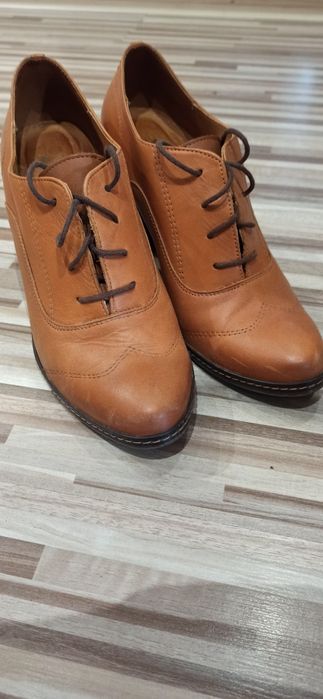 Skórzane półbuty na obcasie