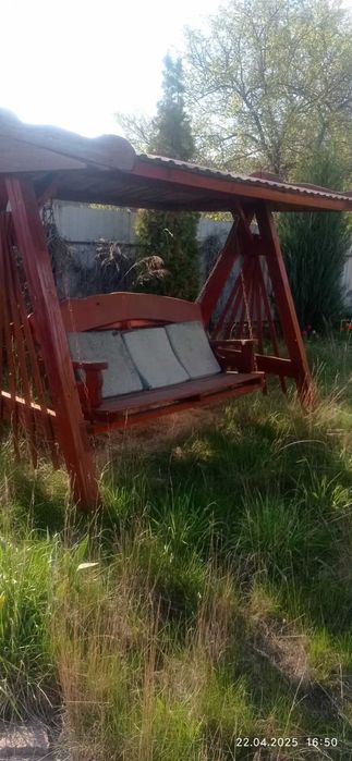 Продам деревянные качели садовые   с навесом