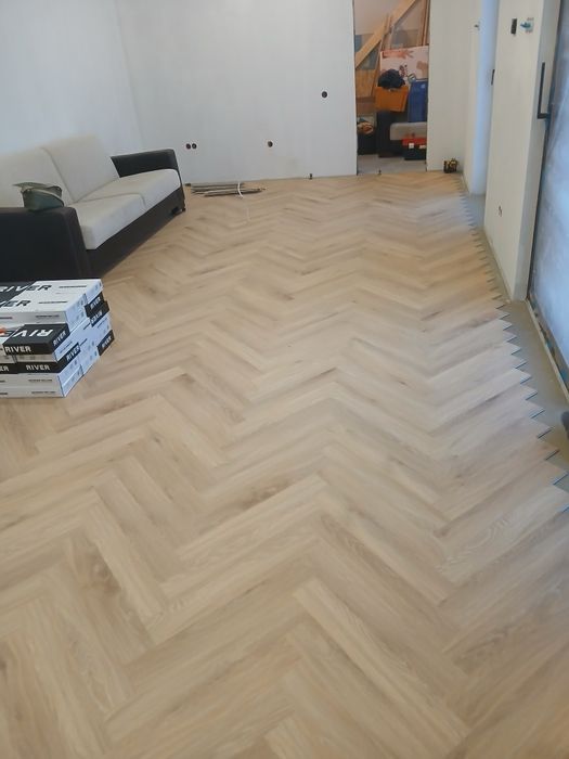 Montaz paneli podłogowych