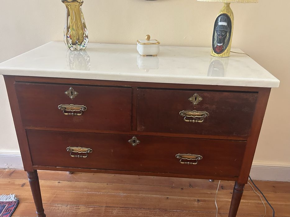 Comoda antiga em vinhático com tampo em pedra