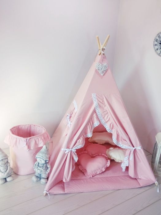 Namiot Tipi. Falbanka z koronką
