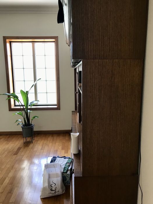 Móvel estante em madeira castanha