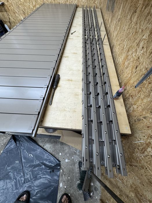 Stalowy mechanizm do żaluzji ogrodowych.