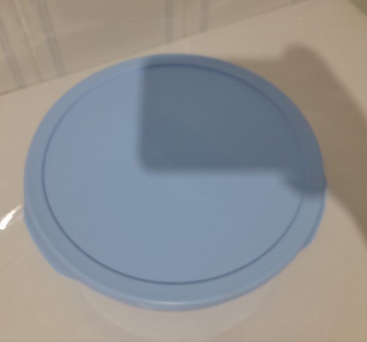 Saladeira de vidro com tampa azul da Tupperware